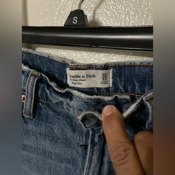 Abercrombie & Fitch the mom short high rise ripped - Picture 3 of 3